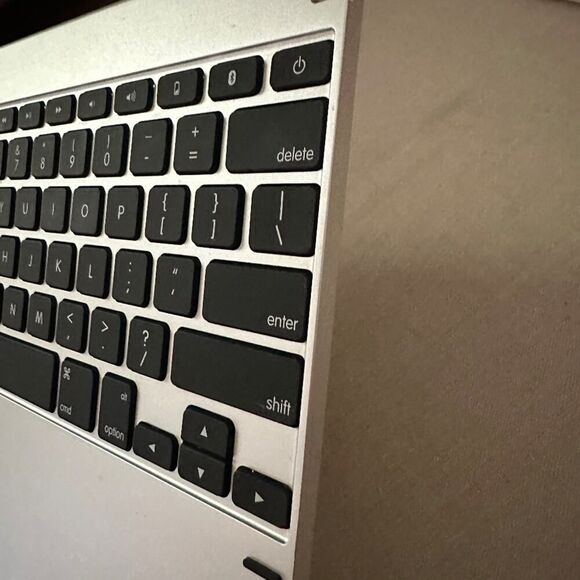 Silver Brydge Pro 12.9 Bluetooth Keyboard for late 2018 model w magnetic cover - Picture 11 of 13